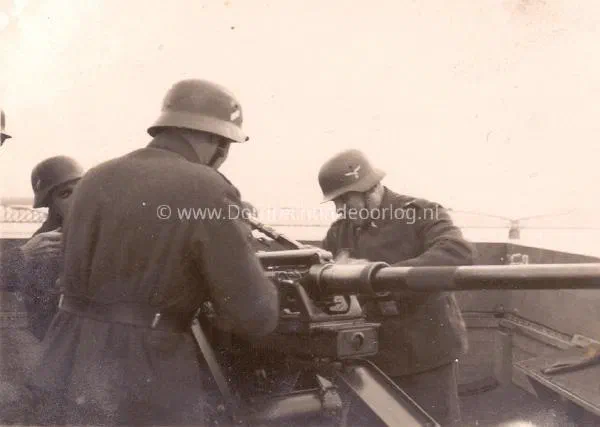 47. Oefening op de verkeersbrug van Moerdijk in 1940/41. image