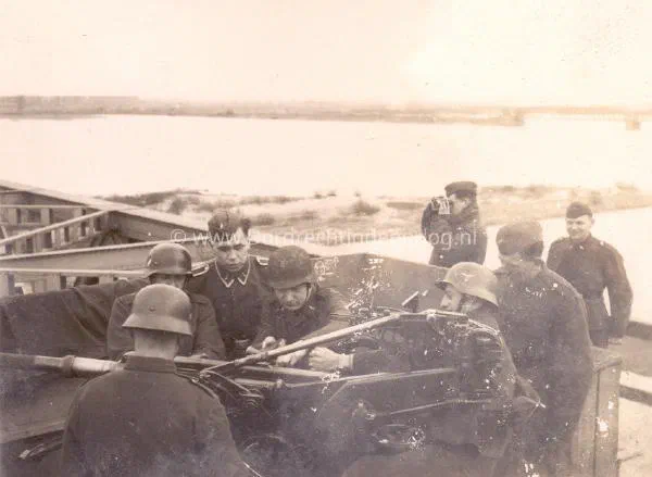 48. Oefening op de verkeersbrug van Moerdijk in 1940/41. image