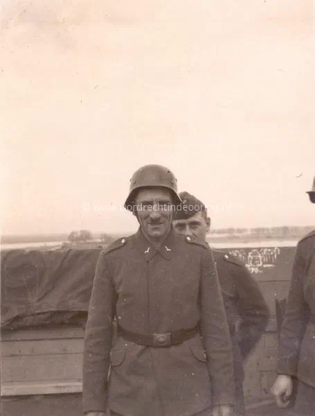 50. Oefening op de verkeersbrug van Moerdijk in 1940/41. image