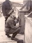 52. Foto's maken op de verkeersbrug van Moerdijk in 1940/41. thumbnail