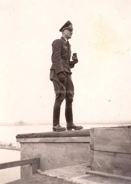 53. Foto's maken op de verkeersbrug van Moerdijk in 1940/41. image