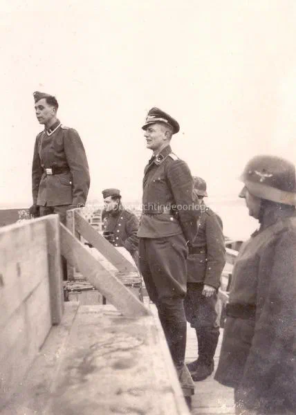 54. Foto's maken op de verkeersbrug van Moerdijk in 1940/41. image