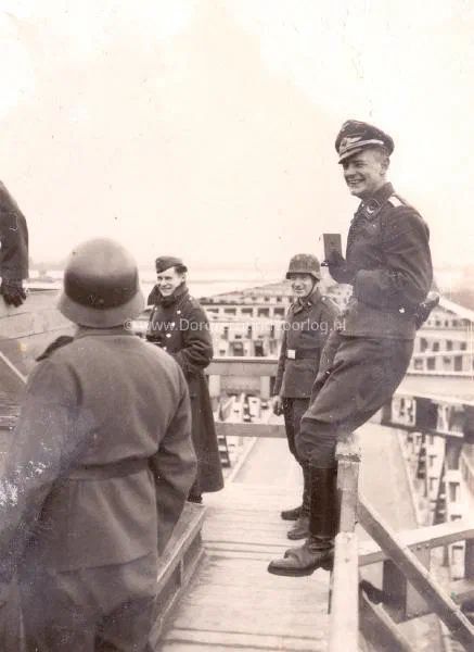 55. Foto's maken op de verkeersbrug van Moerdijk in 1940/41. image