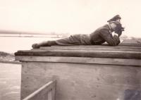 56. Foto's maken op de verkeersbrug van Moerdijk in 1940/41. thumbnail