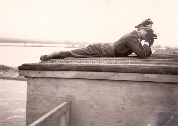 56. Foto's maken op de verkeersbrug van Moerdijk in 1940/41. image