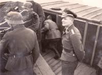 57. Foto's maken op de verkeersbrug van Moerdijk in 1940/41. thumbnail
