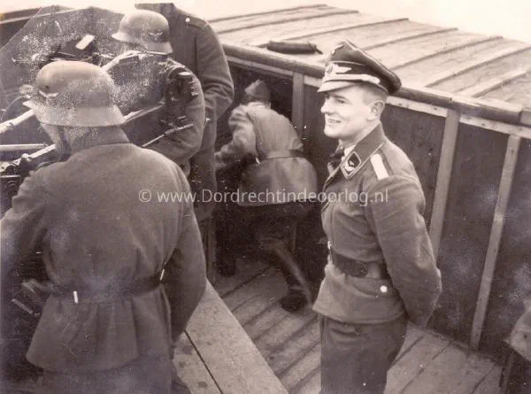 57. Foto's maken op de verkeersbrug van Moerdijk in 1940/41. image
