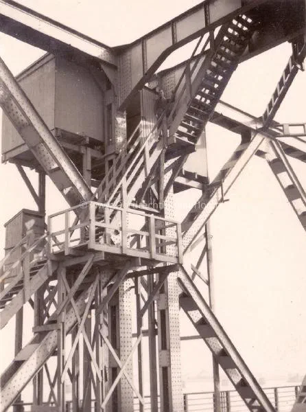 58. Foto's maken op de verkeersbrug van Moerdijk in 1940/41. image