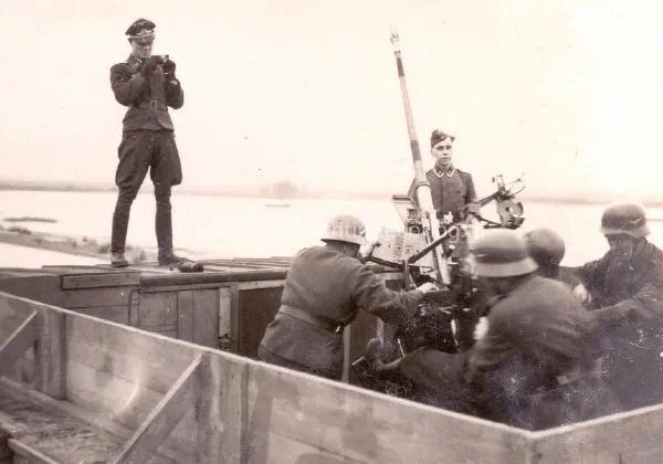 59. Foto's maken op de verkeersbrug van Moerdijk in 1940/41. image