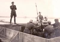 59. Foto's maken op de verkeersbrug van Moerdijk in 1940/41. thumbnail