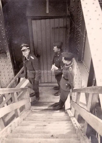 60. Foto's maken op de verkeersbrug van Moerdijk in 1940/41. image