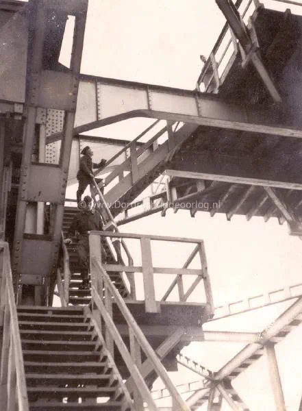 61. Foto's maken op de verkeersbrug van Moerdijk in 1940/41. image