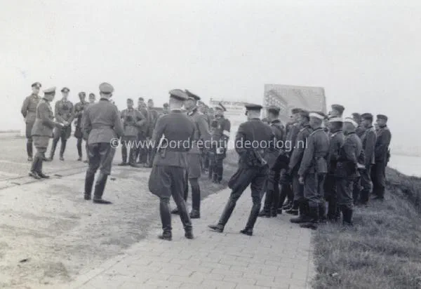 1. Militaire oefening verkeersbrug Moerdijk met General Erich Höcker. image