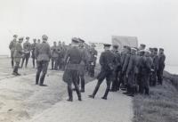 1. Militaire oefening verkeersbrug Moerdijk met General Erich Höcker. thumbnail