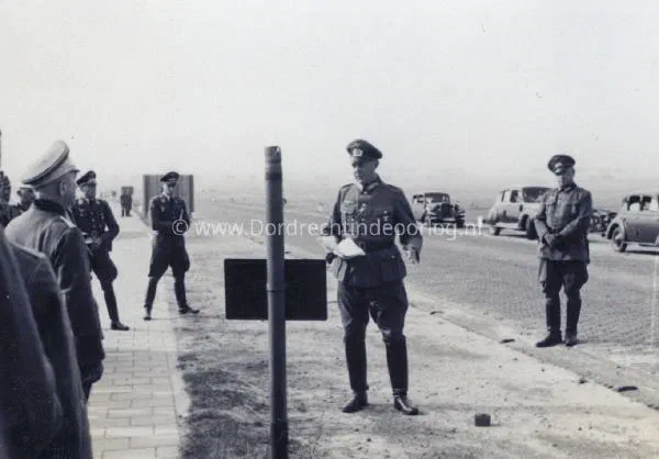 2. Militaire oefening verkeersbrug Moerdijk met General Erich Höcker. image