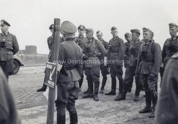3. Militaire oefening verkeersbrug Moerdijk met General Erich Höcker. image