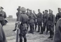 3. Militaire oefening verkeersbrug Moerdijk met General Erich Höcker. thumbnail