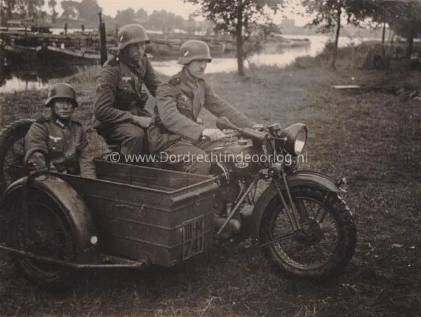 10. Duitse militairen op een Nederlandse BSA motorfiets in de haven van Papendrecht. image