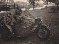 10. Duitse militairen op een Nederlandse BSA motorfiets in de haven van Papendrecht. thumbnail