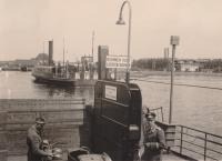 13. Enkele Duitse soldaten met een motorfiets op een veerboot op de Merwede. thumbnail