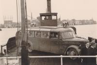 14. Een autobus vol Duitse militairen op het Papendrechtse veer. thumbnail