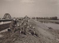 16. Duitse soldaten bij de brug over de Noord gezien vanaf Alblasserdam. thumbnail