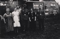 2. Duitse soldaten poseren met Papendrechtse burgers in Papendrecht. thumbnail