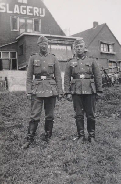 4. Twee Duitse soldaten poseren voor een slagerij in Papendrecht. image