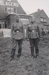 4. Twee Duitse soldaten poseren voor een slagerij in Papendrecht. thumbnail