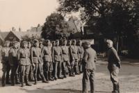 5. Een groep Duitse militairen staat aangetreden in Papendrecht. thumbnail