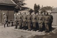 6. Een groep Duitse militairen staat aangetreden in Papendrecht. thumbnail