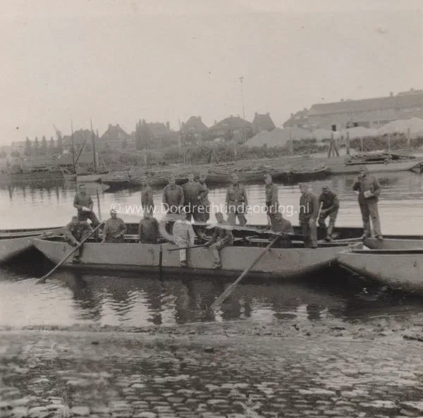 7. Duitse militairen met een pontonboot in de haven van Papendrecht. image