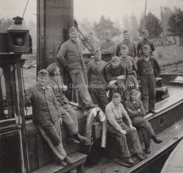 8. Duitse militairen poseren op de KPT4 in de haven van Papendrecht. image