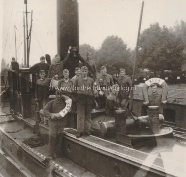 9. Duitse militairen poseren op de KPT4 in de haven van Papendrecht. image