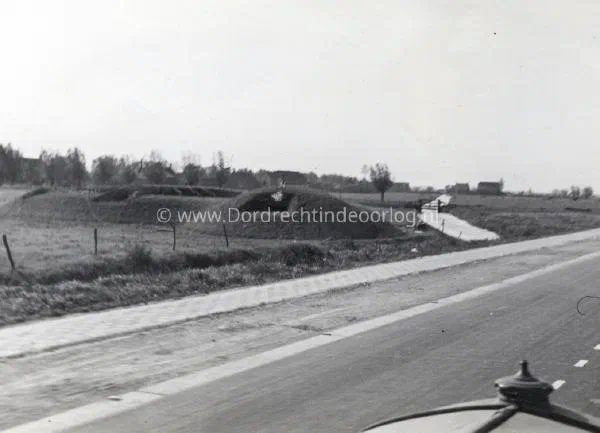 21. Nederlandse aardebunker in Willemsdorp tijdens de tweede wereldoorlog. image