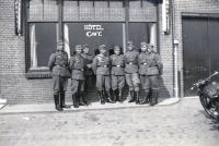 14. Onbekend Hotel Café tijdens de tweede wereldoorlog. thumbnail