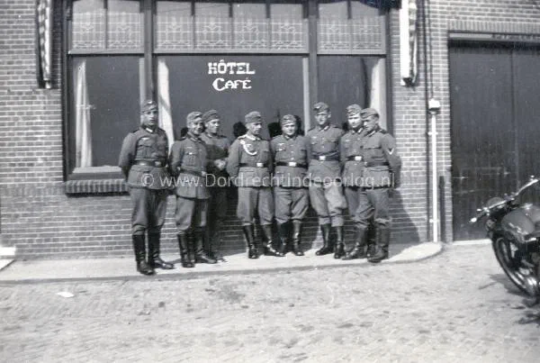 14. Onbekend Hotel Café tijdens de tweede wereldoorlog. image