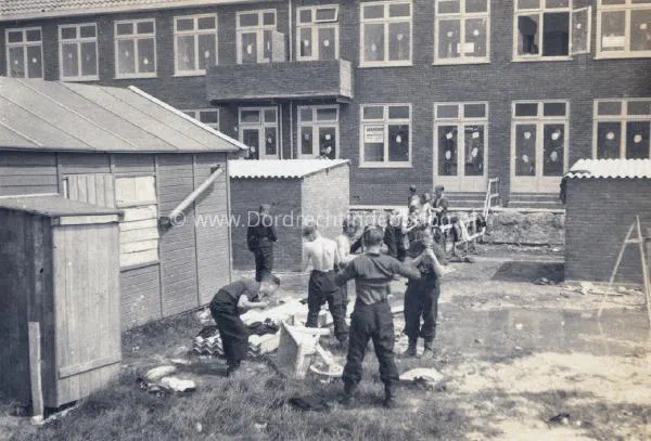 15. Foto 9e panzerdivisie Dordrecht tijdens de tweede wereldoorlog. image