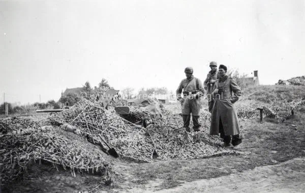 16. Duitse parachutisten bij een PAK geschut tijdens de tweede wereldoorlog. image