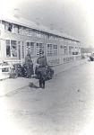 17. Duitse militairen bij woonhuizen tijdens de tweede wereldoorlog. thumbnail