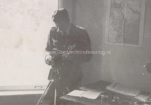 22. Duitse militair met fotocamera mogelijk in Villa Simpang. image
