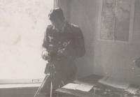 22. Duitse militair met fotocamera mogelijk in Villa Simpang. thumbnail
