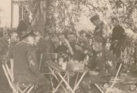 24. Duitse militairen op een onbekende locatie in Dordrecht. thumbnail