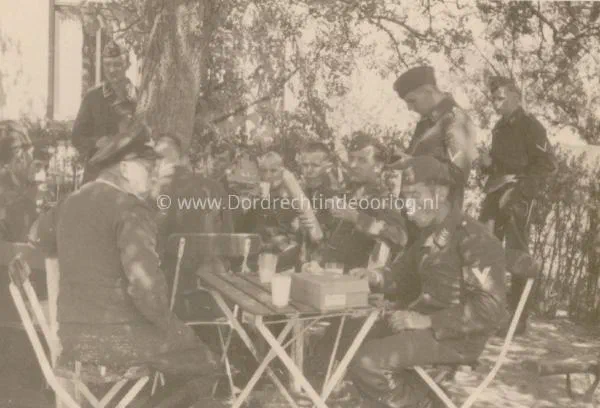 24. Duitse militairen op een onbekende locatie in Dordrecht. image