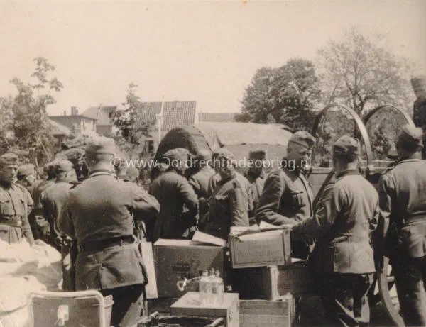 26. Duitsers laden voorraden in of uit, ergens in Dordrecht. image