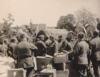 26. Duitsers laden voorraden in of uit, ergens in Dordrecht. thumbnail