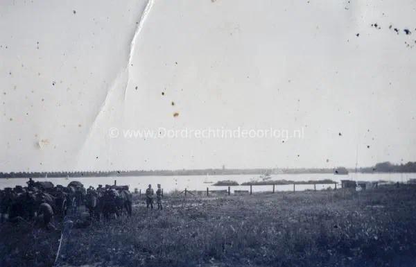 4. Ergens bij het water tijdens de tweede wereldoorlog. image