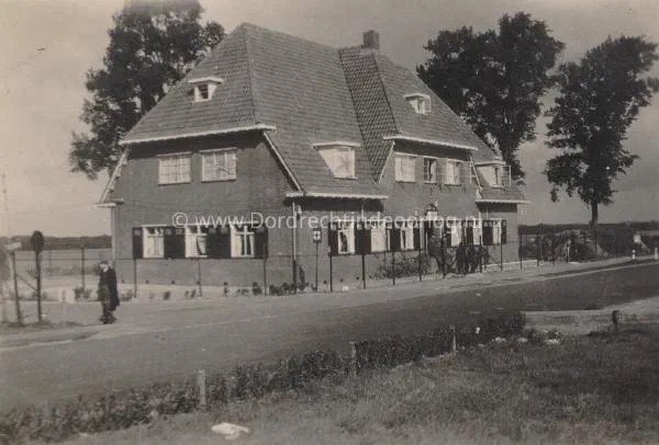 10. De voormalige politietroepenkazerne in Willemsdorp in gebruik door Duitse militairen image