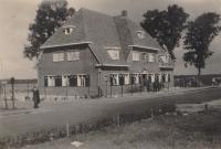10. De voormalige politietroepenkazerne in Willemsdorp in gebruik door Duitse militairen thumbnail