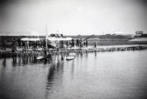 2. Fokker C.VIII W Watervliegtuig bij Willemsdorp voor het uitbreken van de tweede wereldoorlog. image